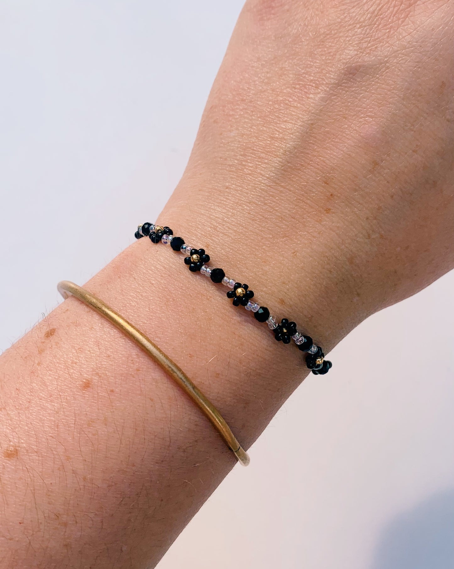 keari - Perlenarmband mit Facettenperlen und Gänseblümchen