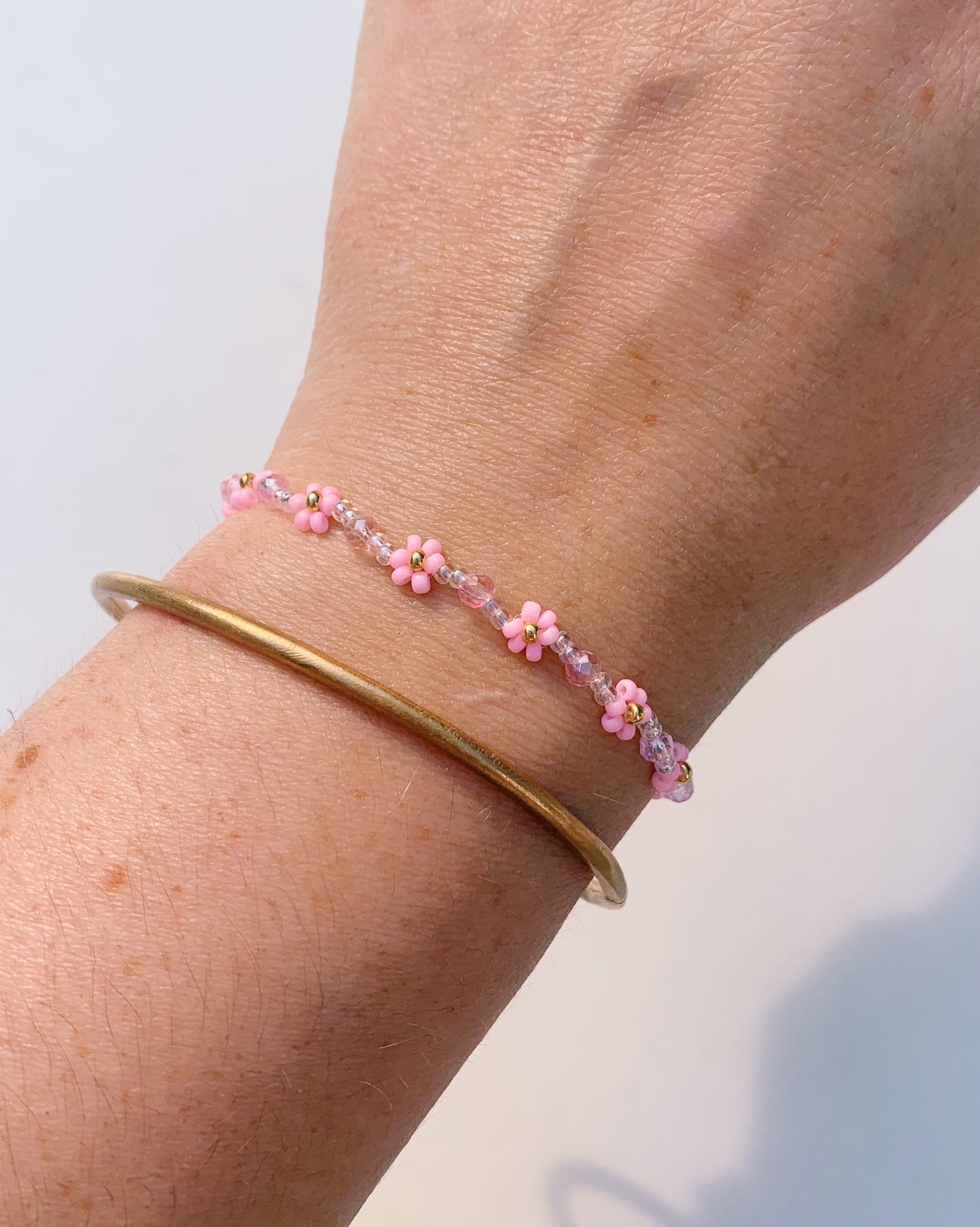 keari - Perlenarmband mit Facettenperlen und Gänseblümchen