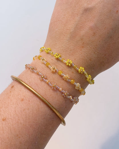 keari - Perlenarmband mit Facettenperlen und Gänseblümchen