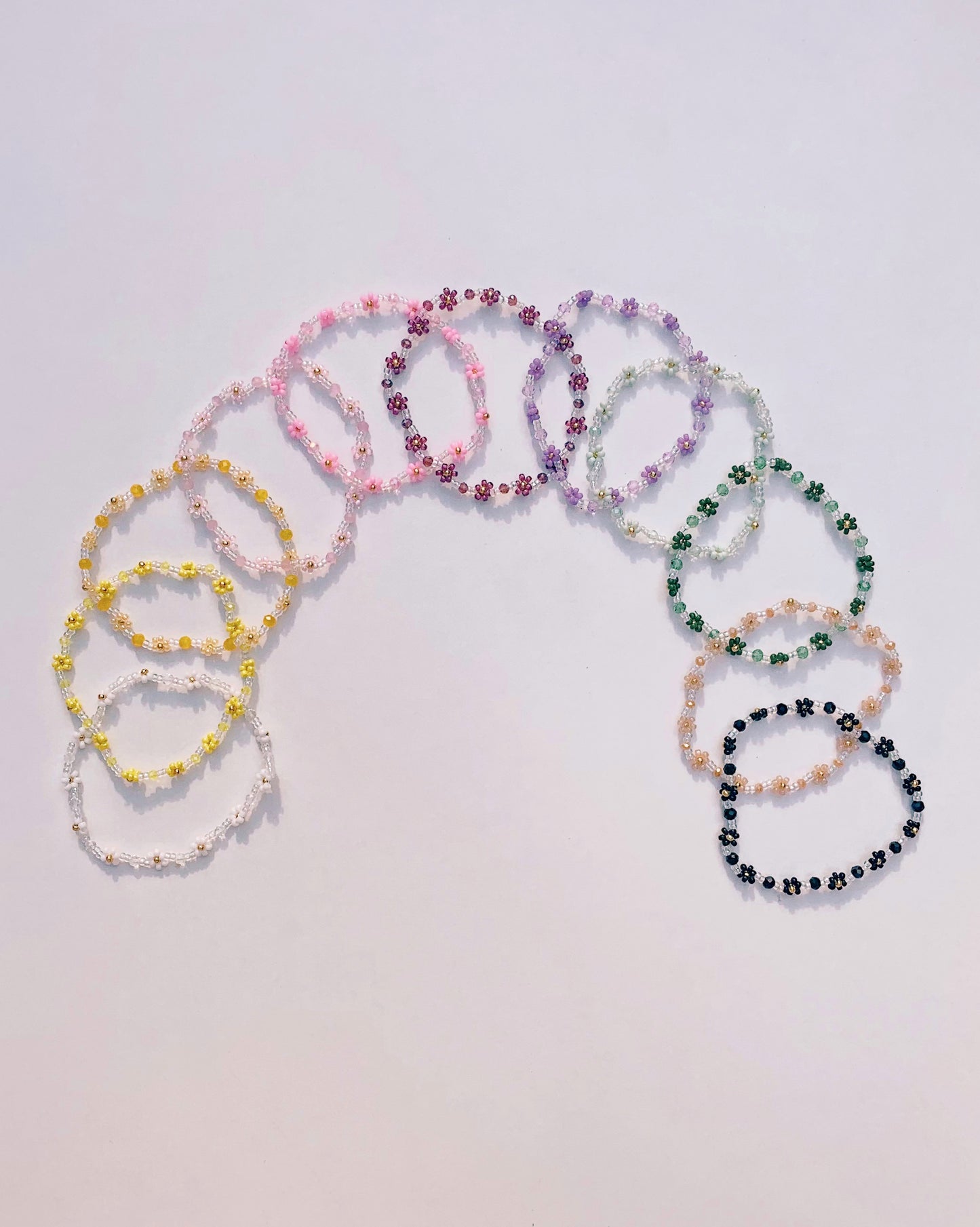 keari - Perlenarmband mit Facettenperlen und Gänseblümchen