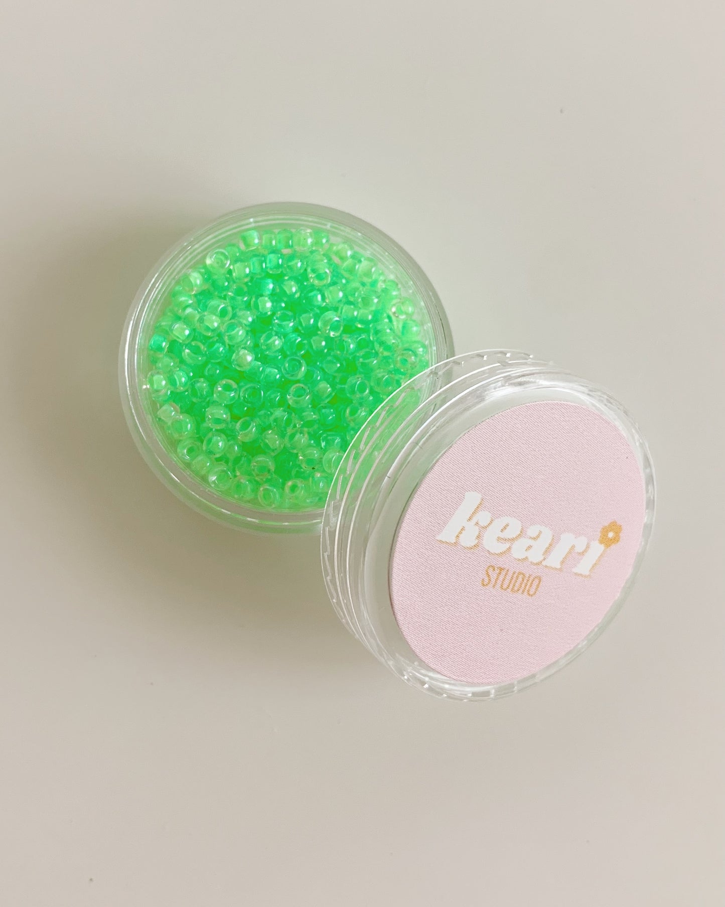 keari - 5 g Miyuki Perlen 2 mm, 11/0, neon grün, RESTBESTAND