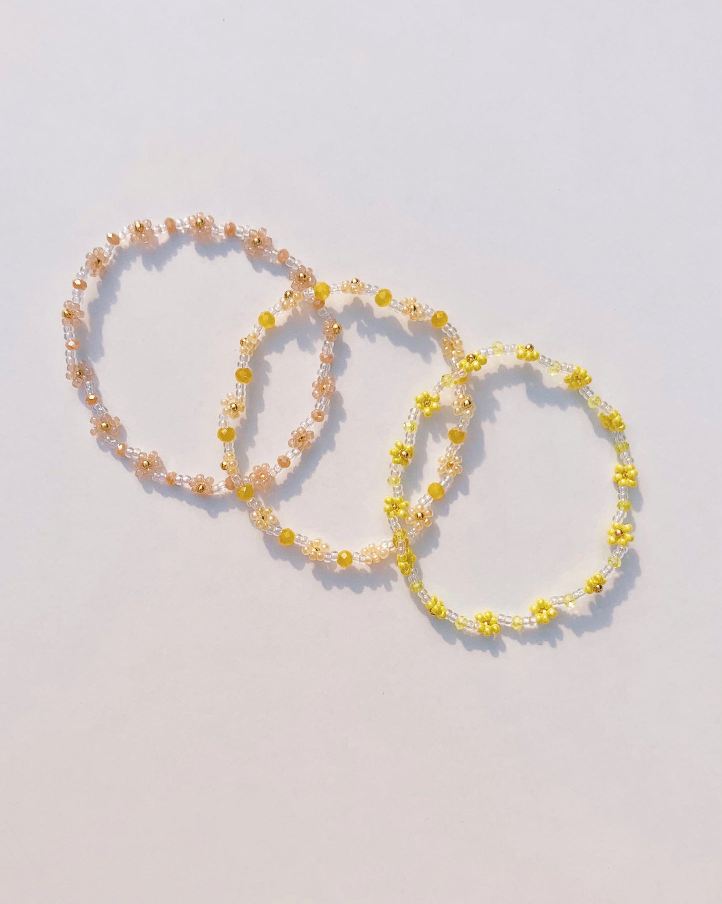 keari - Perlenarmband mit Facettenperlen und Gänseblümchen